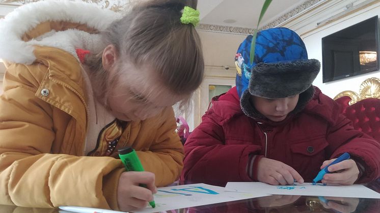 Att få leka och genom det bearbeta sina känslor är viktigt nu. Som barnen här, som är på väg att evakueras från Ukraina till Polen. Foto: SOS Barnbyar