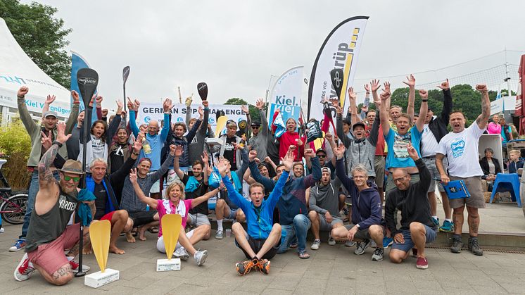 Jubel bei den Teilnehmern des ersten SUP-Halbmarathons in Kiel