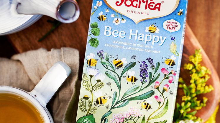 Ekologiska Yogi Tea Bee Happy med blommor och örter som bin speciellt tycker om.