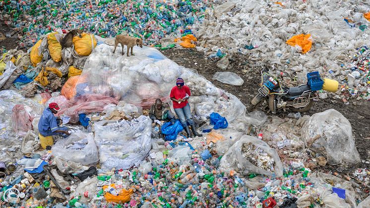 Dandora Landfill #3, Plastics Recycling, Nairobi, Kenya 2016. © Edward Burtynsky, courtesy Nicholas Metivier Gallery, Toronto / Flowers Gallery, London