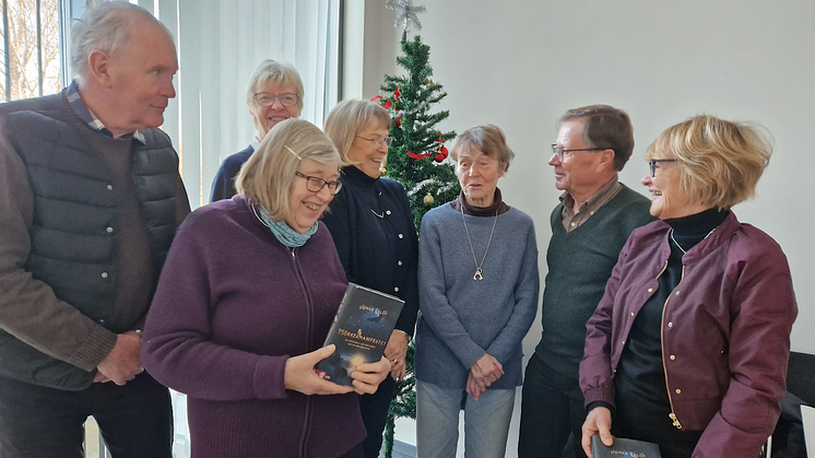 Några av deltagarna i höstterminens cirkel Facklitteratur i Lindesberg som på senaste träffen diskuterade boken "Mörkermanifestet" av Johan Eklöf.