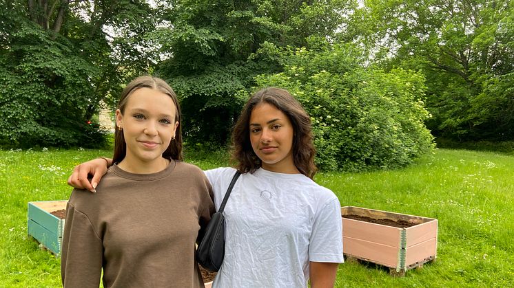 16-åriga Olivia och Alexandra sommarjobbar på Fryshuset i Hammarby Sjöstad