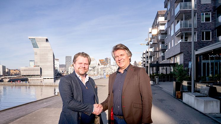 Pål Rune Kaalen, leder for privatmarkedet i Telia Norge (t.v.), sammen med Hallvard Bratberg, direktør for kommersiell utvikling i Usbl på Sørenga i Oslo, et viktig område for boligbyggelaget, hvor også Telia leverer flere TV- og bredbåndstjenester.