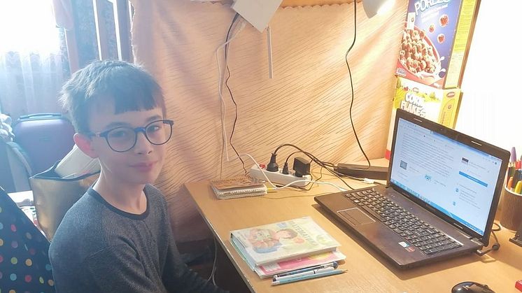 Lev, 11 år, har tvingats fly från sin hemstad Kharkiv och studerar nu på distans på det ställe där hans familj sökt skydd