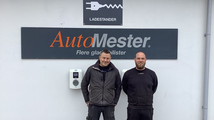 Ole Klitgaard (tv) og Henrik Møller Mortensen (th) startede året ud med at åbne værkstedet AutoMester Læsø, der er en del af AutoMester-kæden.