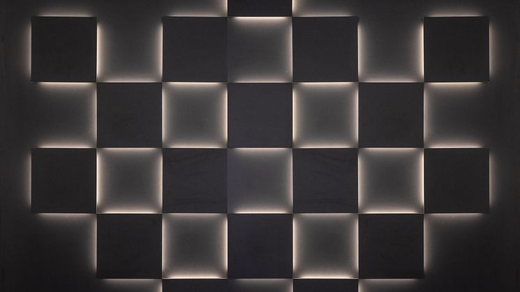 Die schwarzen Quadrate sind mit Decoline hinteleuchtet und erzeugen eine intensive Lichtspannung mit plastischer Kontrastwirkung.