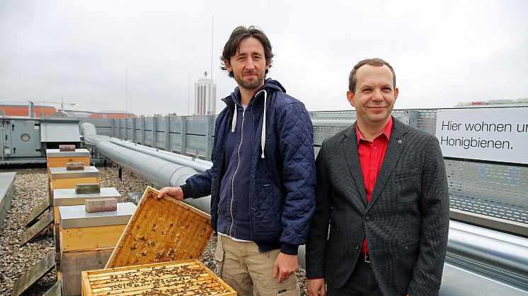 IntercityHotel Leipzig: Tobias Laub (Imkerei Laubinger) und Christian Syrotek (Hoteldirektor) präsentieren die Bienenvölker © Andreas Schmidt