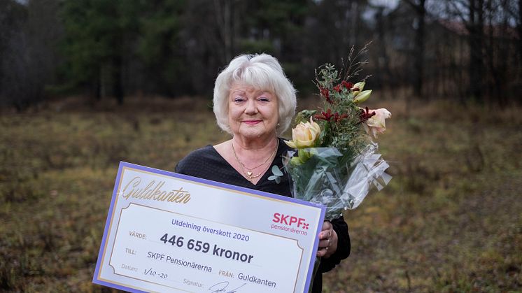 SKPF Pensionärernas ordförande Liza Di Paolo-Sandberg tog emot årets överskottscheck från lotteriet Guldkanten.