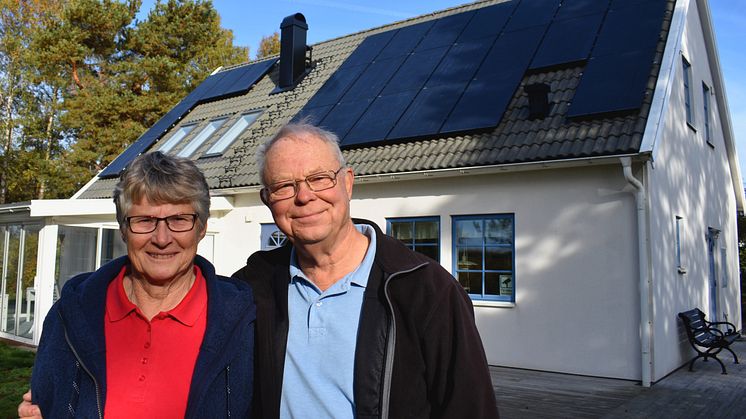 Lars och Birgitta Helgstrand berättar om att skaffa solceller till sitt hus i Nybostrand.