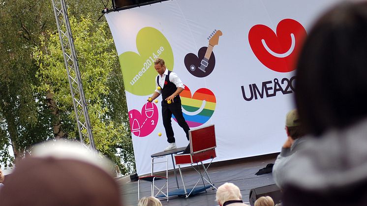 Johan Wellton invigde den sjätte av kulturhuvudstadsårets årstidsinvigningar, Tjakttjagiessie och Nycirkusfestivalen, i Broparken, Umeå den 30 augusti 2014. Foto: Anders Magnusson