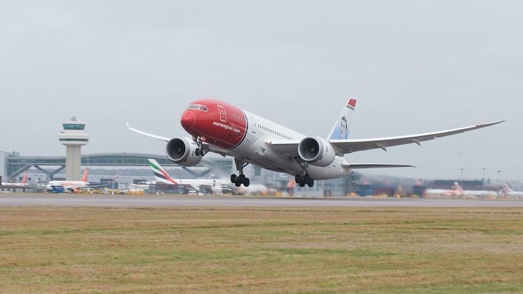 Norwegianin 787 Dreamliner Lontoon Gatwickissä.