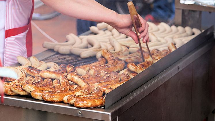 Risken för magsjukdomar ökar sommartid. Ofta på grund av dåligt hanterad mat vid grillning.