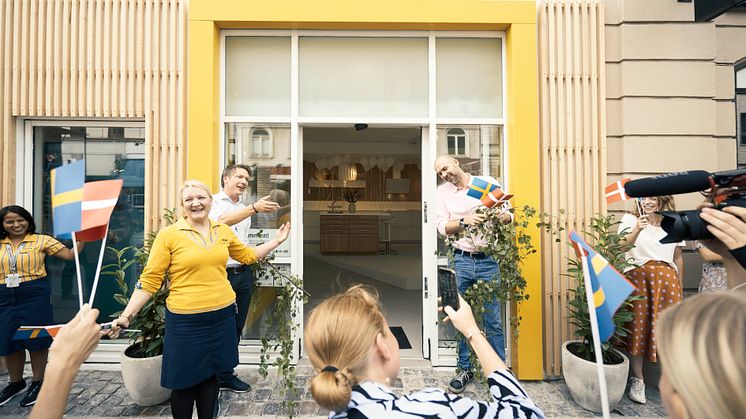 IKEA Planning Studio Manager Laila Haugaard klipper birkegrenen over og åbner IKEAs nye studio på Vesterbrogade i København. Flankeret af IKEA Danmarks adm. dir., Johan Laurell (tv) og Mads Satsman-Nørhede, varehuschef i IKEA Taastrup.