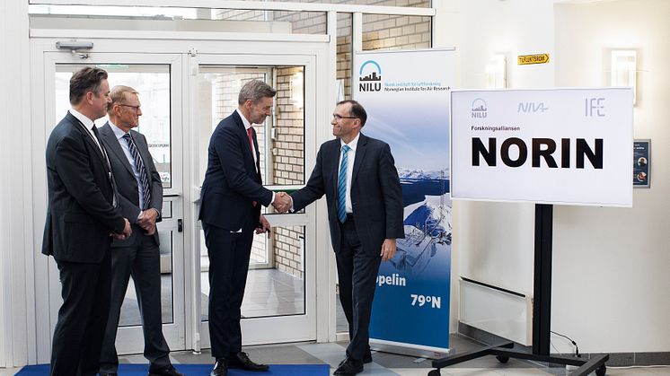 Klima- og miljøminister Espen Barth Eide gratulerer direktørene for NILU, NIVA og IFE med dannelsen av forskningsalliansen NORIN. Foto: Pixel & co