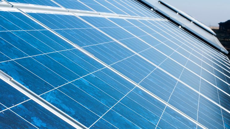 Tio miljoner kronor till klimatsatsningar  – solceller på tak blir standard