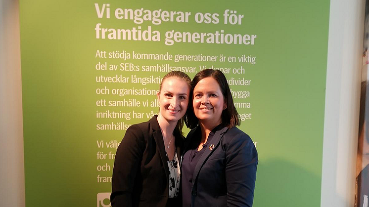 Från vänster: Agata Konieczny, tidigare deltagare i SEB:s praktikprogram som anordnades i samarbete med Mitt Liv, och Pernilla Johnsson, ansvarig för partnersamarbeten på SEB i Väst.