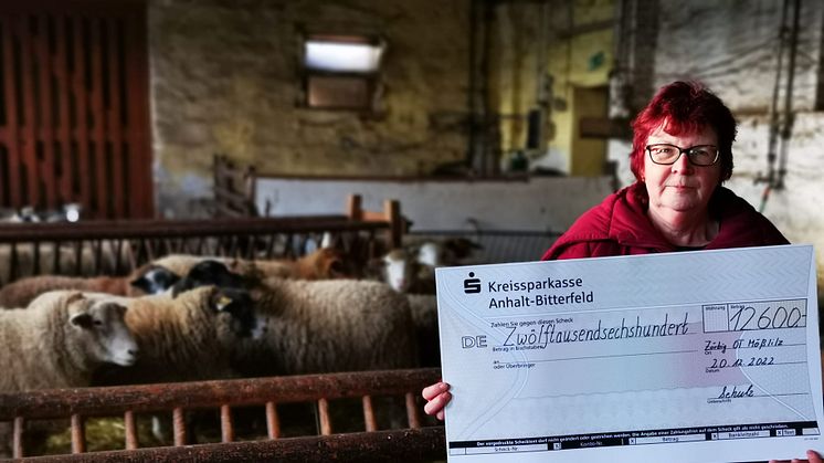 Carola Schulz zeigt stolz den Spendenscheck: "Weihnachten im Stall" übertrifft alle Erwartungen  