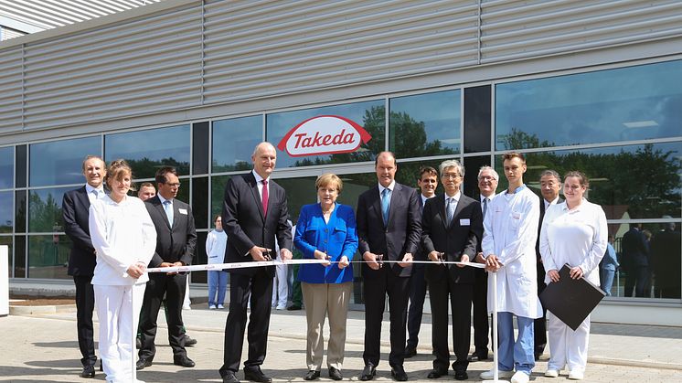 Bundeskanzlerin Angela Merkel eröffnet gemeinsam mit Ministerpräsident Dietmar Woidke (links), dem japanischen Botschafter Takeshi Yagi (rechts) sowie Takeda President & CEO Christophe Weber das neue Produktionsgebäude von Takeda in Oranienburg.