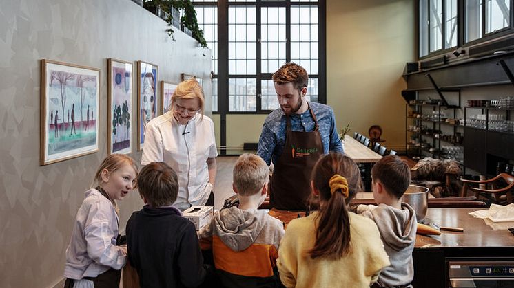 En av landets beste kokker, Heidi Bjerkan satser på barn og unge når hun lærer dem om maten i et helhetlig perspektiv på Geitmyra Credo i Trondheim. Foto: Geitmyra Credo.
