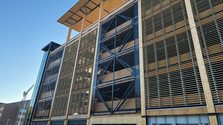 Parkeringshuset Sege Park i Malmö är utrustat med solpaneler och ett fastighetsbatteri som kopplas i hop med ett smart mikronät. 