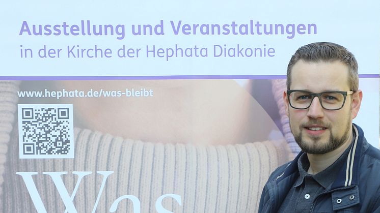Sebastian Nicolai, Hephata-Öffentlichkeitsarbeit, organisiert die Ausstellung für die Hephata Diakonie. (Foto: Hephata-Archiv/Melanie Schmitt)