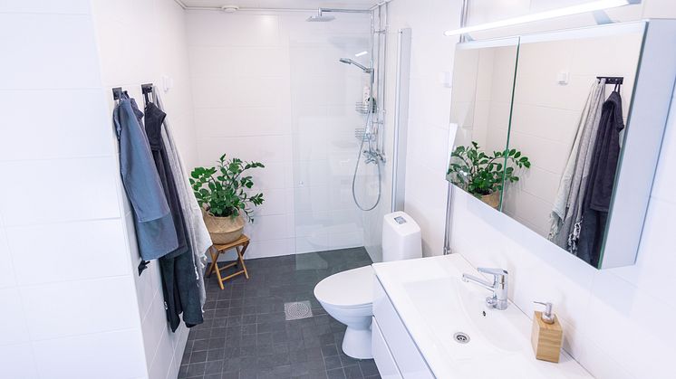 1980-luvulla rakennetun rivitaloasunnon kylpyhuone raikastui uudistuksessa, joka toteutettiin kotimaisin IDO-tuottein.