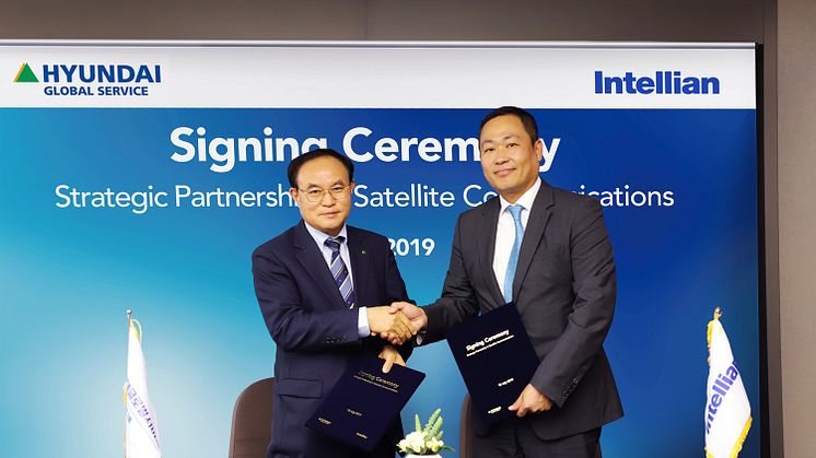Kwang Heon An, CEO of Hyundai Global Service (left) and Eric Sung, CEO of Intellian (right)
