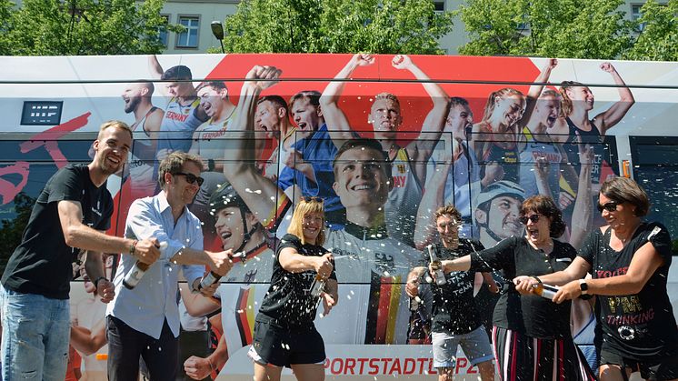 Die Olympia-Straßenbahn Leipzig wird feierlich mit (alkoholfreiem) Bier getauft - Foto: Julia Franke