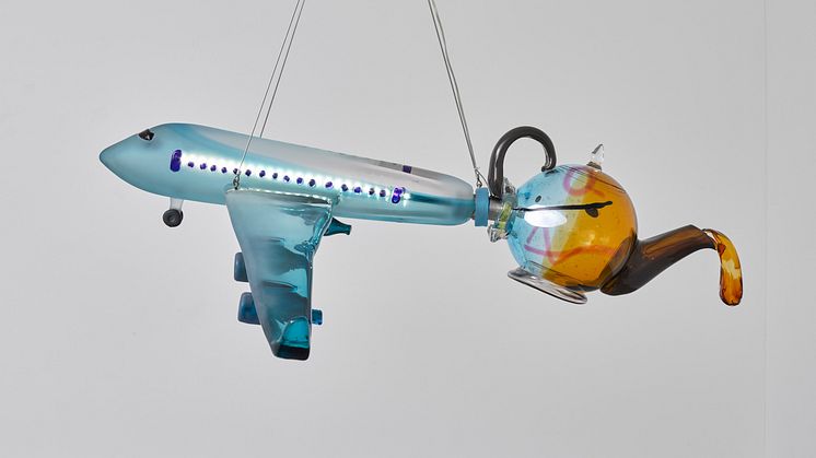 Laure Prouvost, Airplane teapot, chandelier, 2019. © Laure Prouvost; Courtesy of Lisson Galleryjpeg