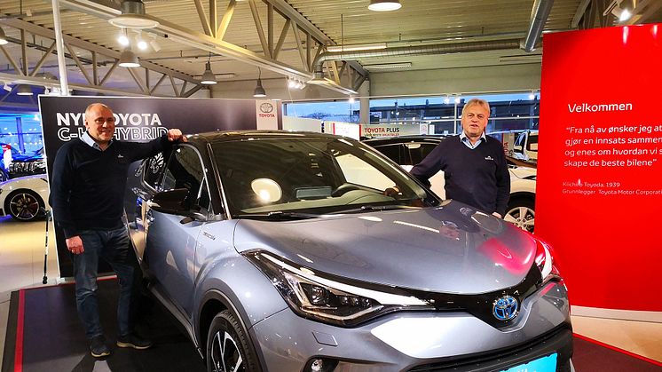 Klar for lansering: Sverre Saue og Leif Forsland med nye Toyota C-HR som lanseres i Harstad denne uken. Foto: Nordvik AS.