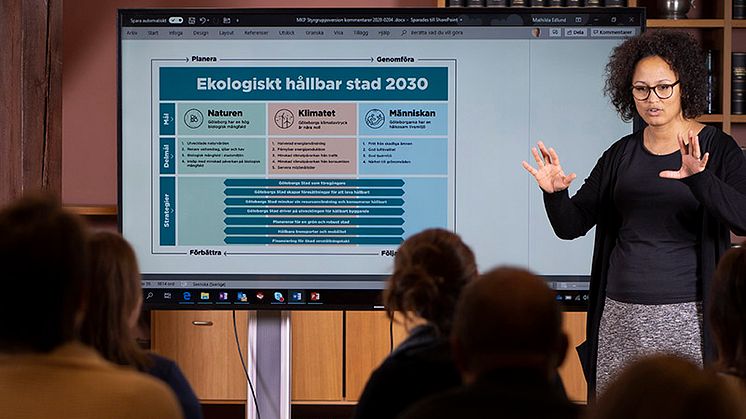 Miljöförvaltningens projektledare Mathilda Edlund presenterar arbetet med Göteborgs Stads nya miljö- och klimatprogram. Foto: Ulrik Fallström
