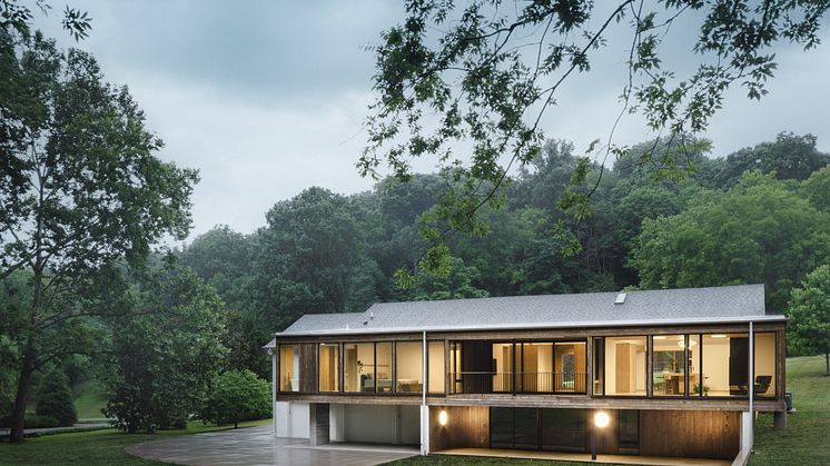 Das elegante Familienhaus verbindet das klassische amerikanische Ranchhaus mit moderner Innenraumästhetik und Fassade aus Kebony Holz