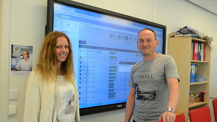 Seksjonsleder Cristina Eiksund og teamleder i hjemmetjenesten, Mijodrag Pilipovic, foran en Imatis-skjerm