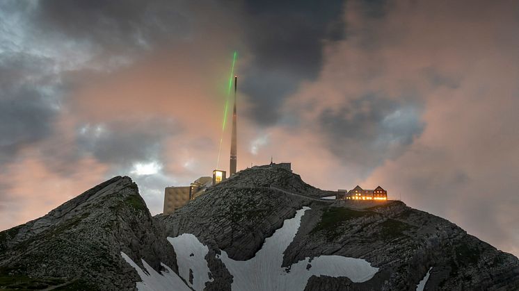 En laser installerades nära ett telekommunikationstorn på berget Säntis i nordöstra Schweiz som träffas av blixten omkring hundra gånger per år. Foto: Prof. Dr. Jean-Pierre Wolf at University of Geneva, Switzerland