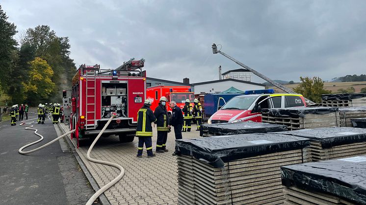 Mit sechs Einsatzfahrzeugen inklusive Drehleiter rückten rund 30 Feuerwehrleute zur Großübung in der Hephata-Holzwerkstatt in Breitenbach am Herzberg an.