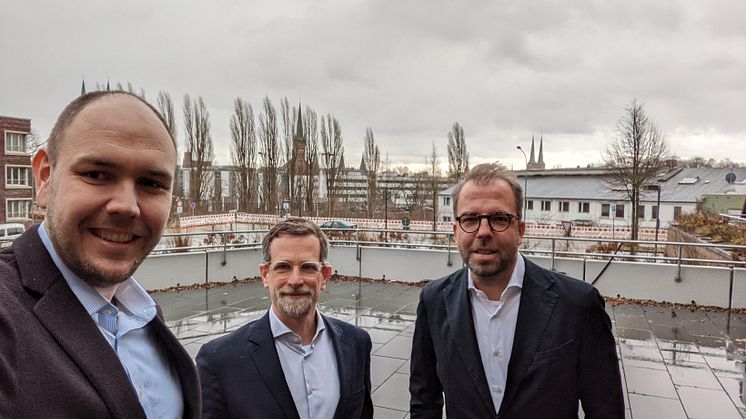 Planen zusammen eine Wasserstofftankstelle für den Schwerlastverkehr (v.li.): Jan Gratenau (Hansewerk), Dr. Stefan Rehm (Hypion), Leif Reitis (Stadtwerke Lübeck).