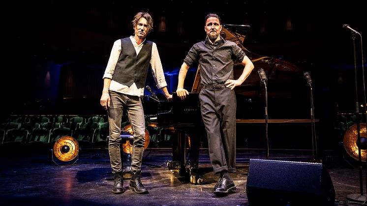 Johan Persson (till vänster) på piano, och Anders Wendin (Moneybrother) på sång, framför Gävle Konserthus Steinway-flygel.
