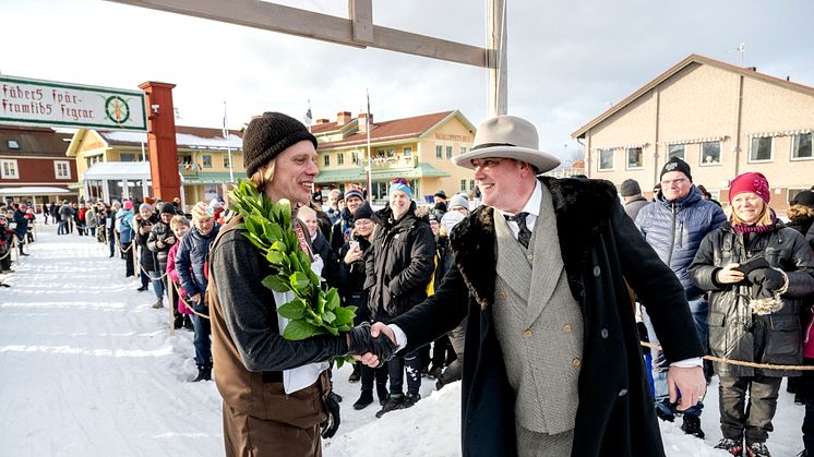 Jubileusmvasan Erik Wickström gratuleras av Vasaloppets vd Johan Eriksson