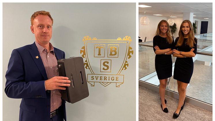 Fredrik Berg med en Period Pack-behållare, företaget är grundat av Amanda Mattsson och Lova Svensson.