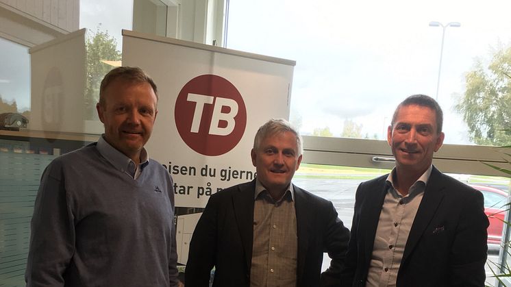 Kontrakten blir signer av (fra venstre) Arild Hegdal, teknisk sjef, Vidar Kjesbu, administrerende direktør, begge Trønderbilene AS, og Dagfinn Heitmann, områdesjef buss NO/SE/FI hos IVECO.