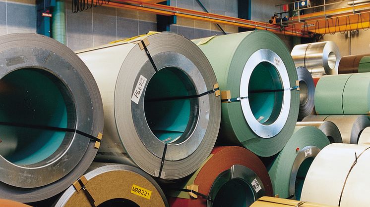 Lindabs produkter fremstilles af varmgalvaniseret, koldvalset stål, hvor overfladebelægningen påføres stålpladen i en 3-lags dobbeltsidet opbygning. Billedet her viser stål coils i forskellige farver.