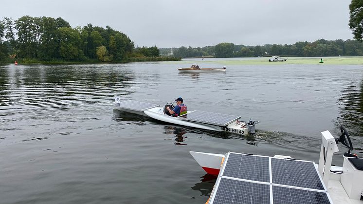 Bei der 6. Wildauer Solarbootregatta am Dahmeufer, organisiert von der TH Wildau, ging auch das Boot „SUNcaTcHer“, die Eigenkonstruktion der Hochschule, wieder an den Start. (Bild: Mareike Rammelt/THWildau)