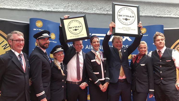 Norwegianin kaupallinen johtaja Thomas Ramdahl, hallituksen puheenjohtaja Bjørn Kise ja yhtiön työntekijöitä Pariisin, Oslon ja Lontoon tukikohdista ottivat SkyTrax-palkinnot vastaan tänään Pariisin ilmailunäyttelyssä.