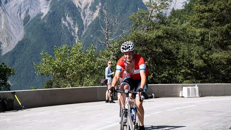 Fra arbejdsløs til toppen af Alpe D’huez: 22-årige Alexander Thyssen har cyklet sig til job på Graasten-fabrikken