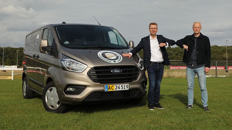 Tom Maxmølris, Ford Danmarks Head of Commercial Vehicles (tv.), og Andreas Lang Hedegaard, juryformand (th.).