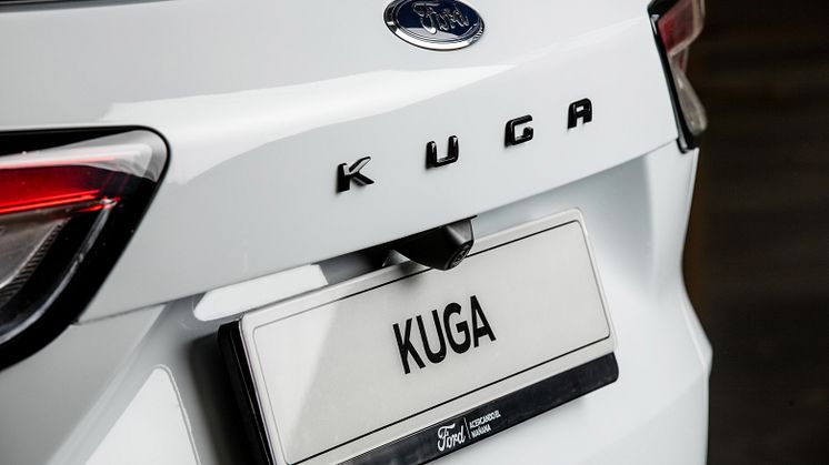 Ford Kuga Plug-In Hybrid sidder tungt på førstepladsen, mens Ford Transit stadig er markedsleder for 10. år i træk 