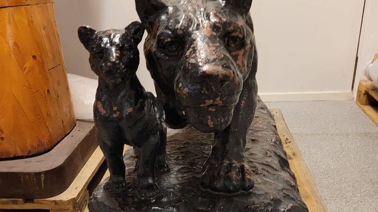The sculpture Lioness and cubs