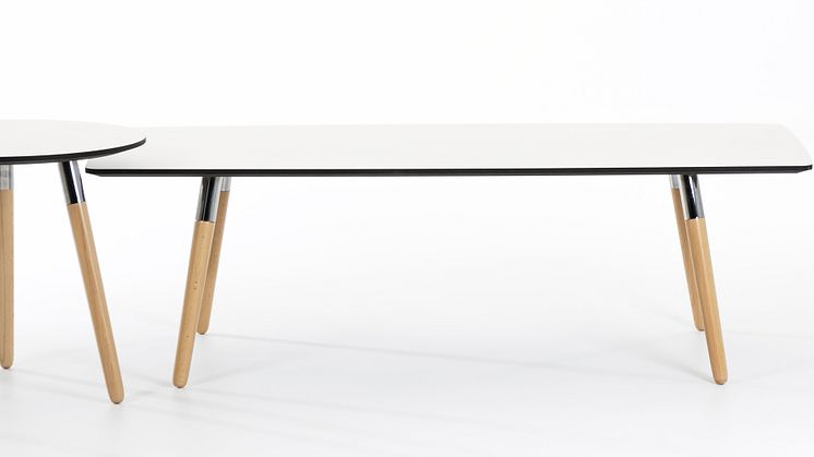 Stressless Style sidebord og Stressless Style sofabord med hvit bordplate og ben i natur. 