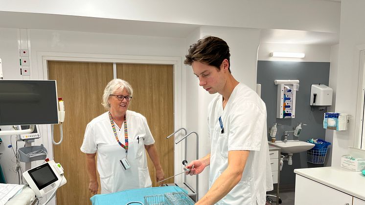 Anna Kronberg, medicinansvarig sjuksköterska och Fredrik Altmark, specialistläkare plockar fram redskap inför behandling av urinledarsten..