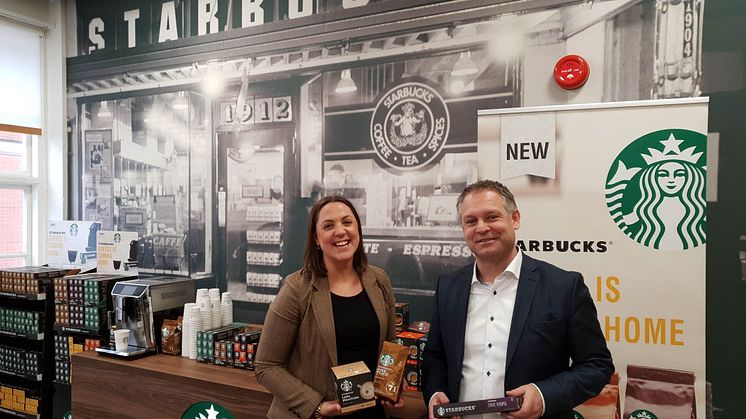 Nu får svenskarna möjlighet att använda Starbucks goda kaffe i hemmet, säger Jonas Holfve som är chef för Nestlé i Sverige här med Tanja Wirholm, produktchef.